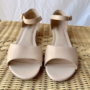 🔥 sale ⚡️⚡️NWOT Clark’s blush leather sandals. Size 9 1/2. 1 1/2 inch heel